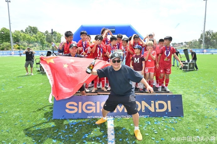中國足球小將2014隊(duì)點(diǎn)球擒埃弗頓 捧得SIGISMONDI杯