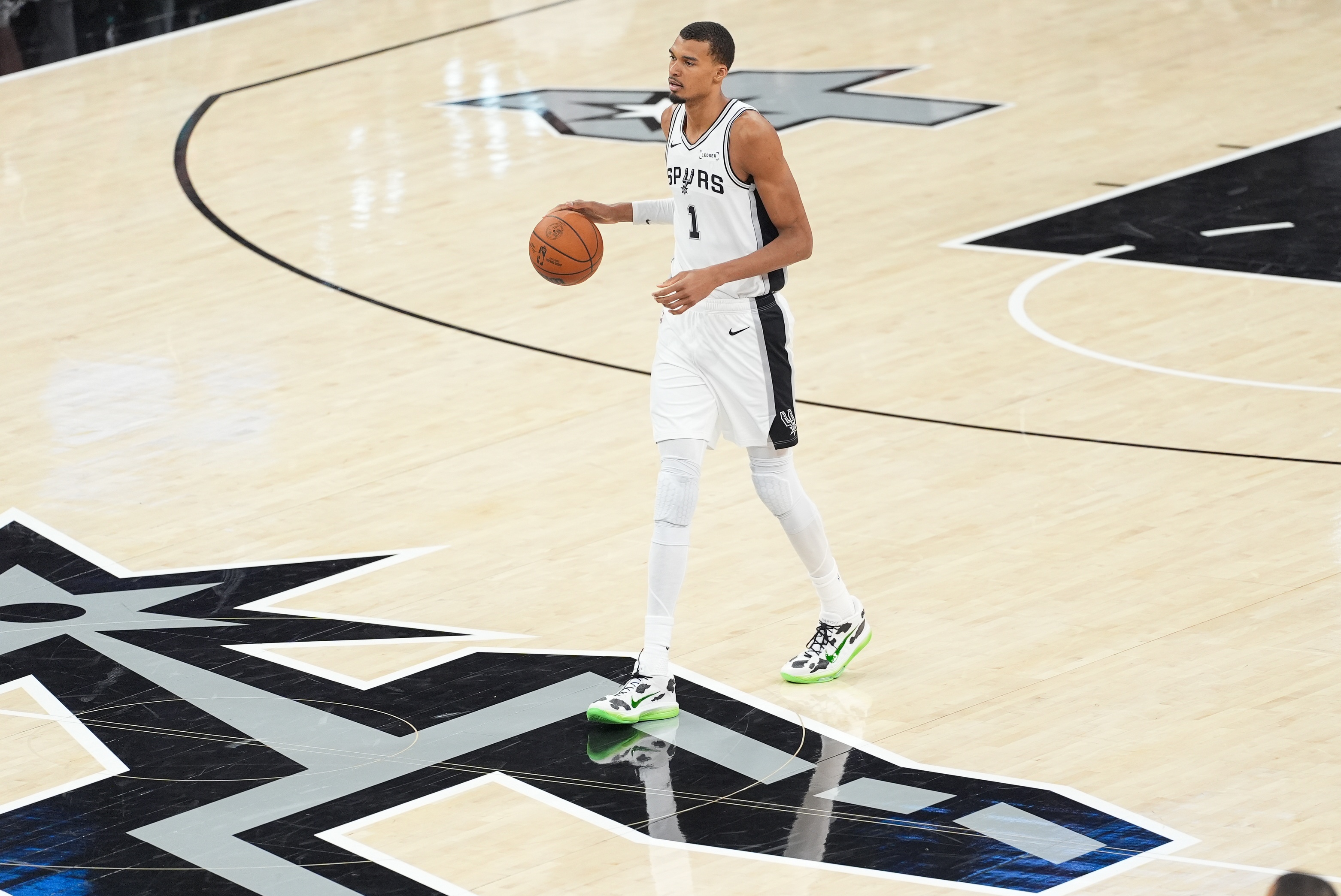 Windhorst：文班亞馬生涯第三年將復(fù)制鯊魚、詹皇軌跡
