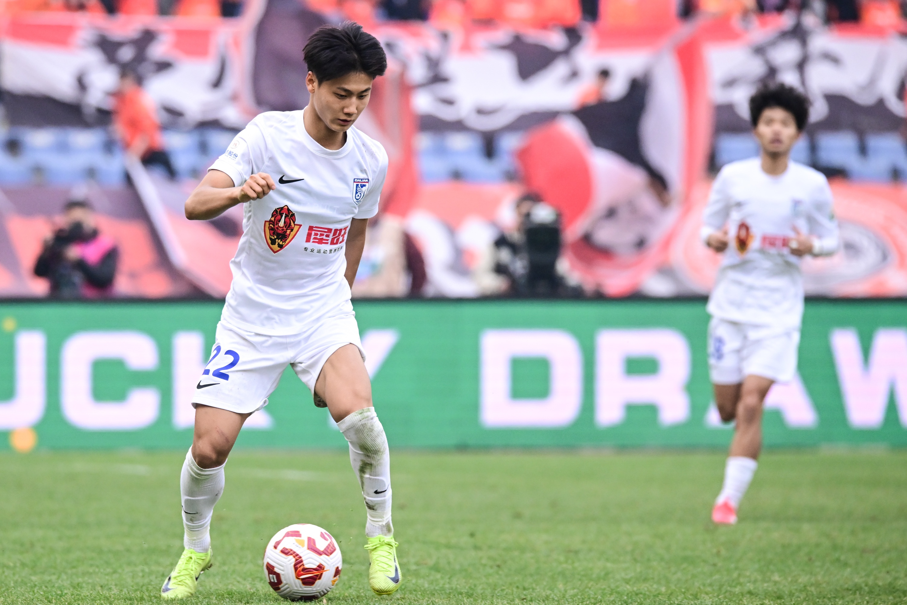 毛偉杰曬4月最佳獎杯：團隊的功勞，還有偉大的大連球迷