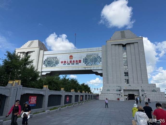 周琦度假曬照：百年滿洲里，上季季后賽蓋帽2.1次