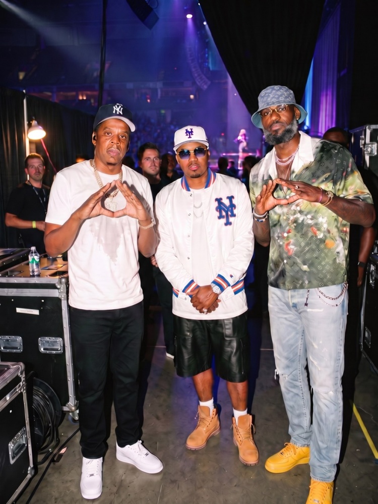 詹姆斯現(xiàn)身Jay-Z30周年演唱會(huì)后臺(tái) 與Jay-Z、Nas同框