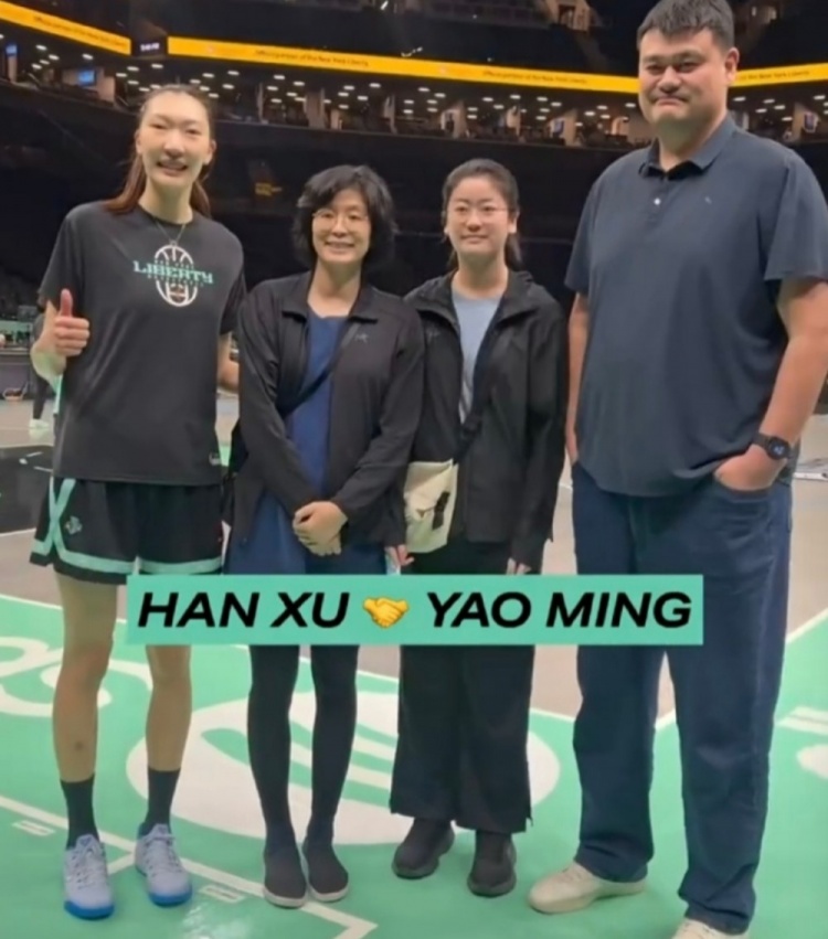 姚明攜家人現(xiàn)場觀戰(zhàn)WNBA 韓旭替補(bǔ)5分2帽高效
