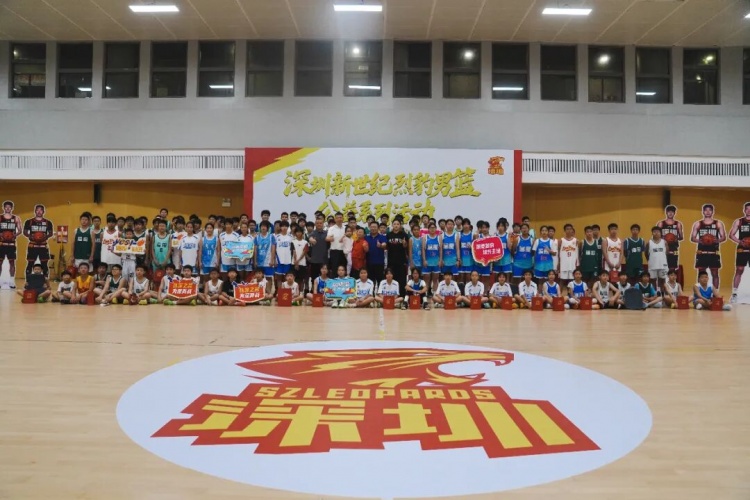 深圳男籃校園行：三名球員現(xiàn)場教學(xué)，校女籃此前奪區(qū)冠軍