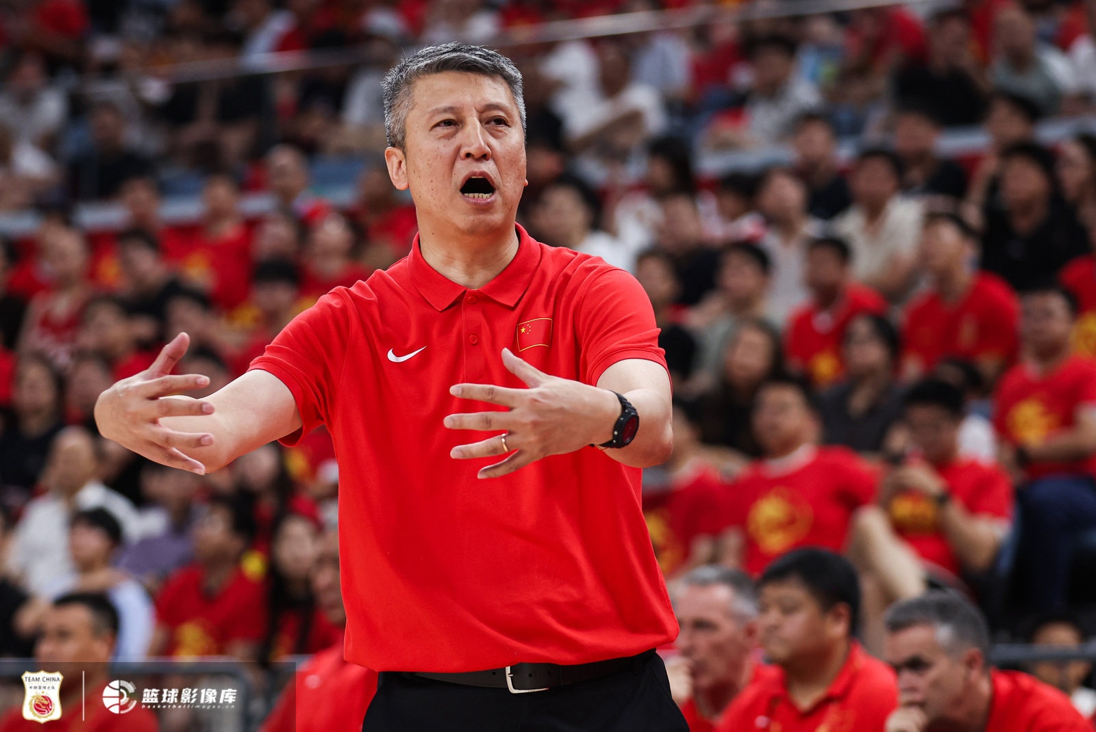 郭艾倫賽后支招郭士強(qiáng):早點(diǎn)睡多吃點(diǎn) 別太緊張 郭艾倫賽后支招郭士強(qiáng):早點(diǎn)睡多吃點(diǎn) 別太緊張