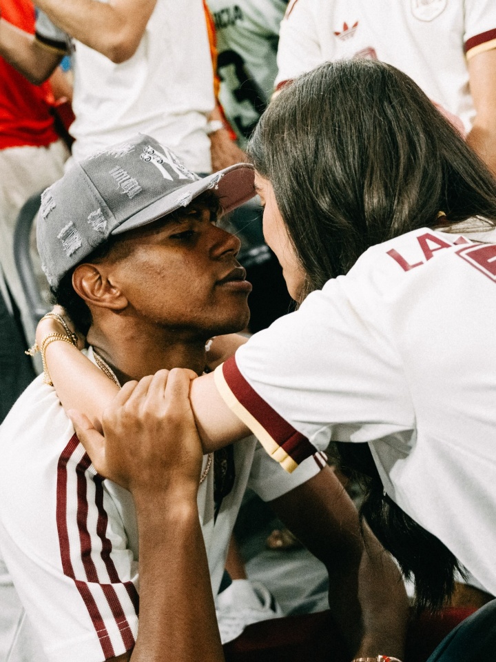 佩德里看臺吻女友，克洛普穆勒胡梅爾斯重聚，世界杯后球星假期動態(tài)一覽