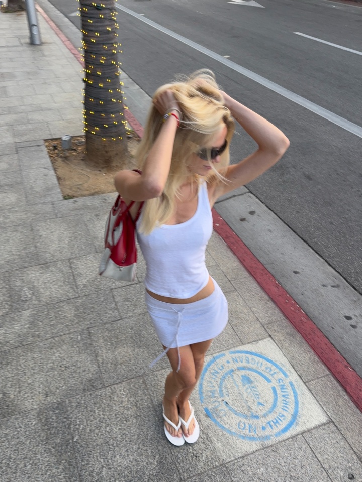 佩德里看臺吻女友，克洛普穆勒胡梅爾斯重聚，世界杯后球星假期動態(tài)一覽
