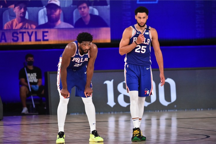 賭城拳影：阿德巴約擊打希羅面部 盤點NBA隊友反目恩怨史