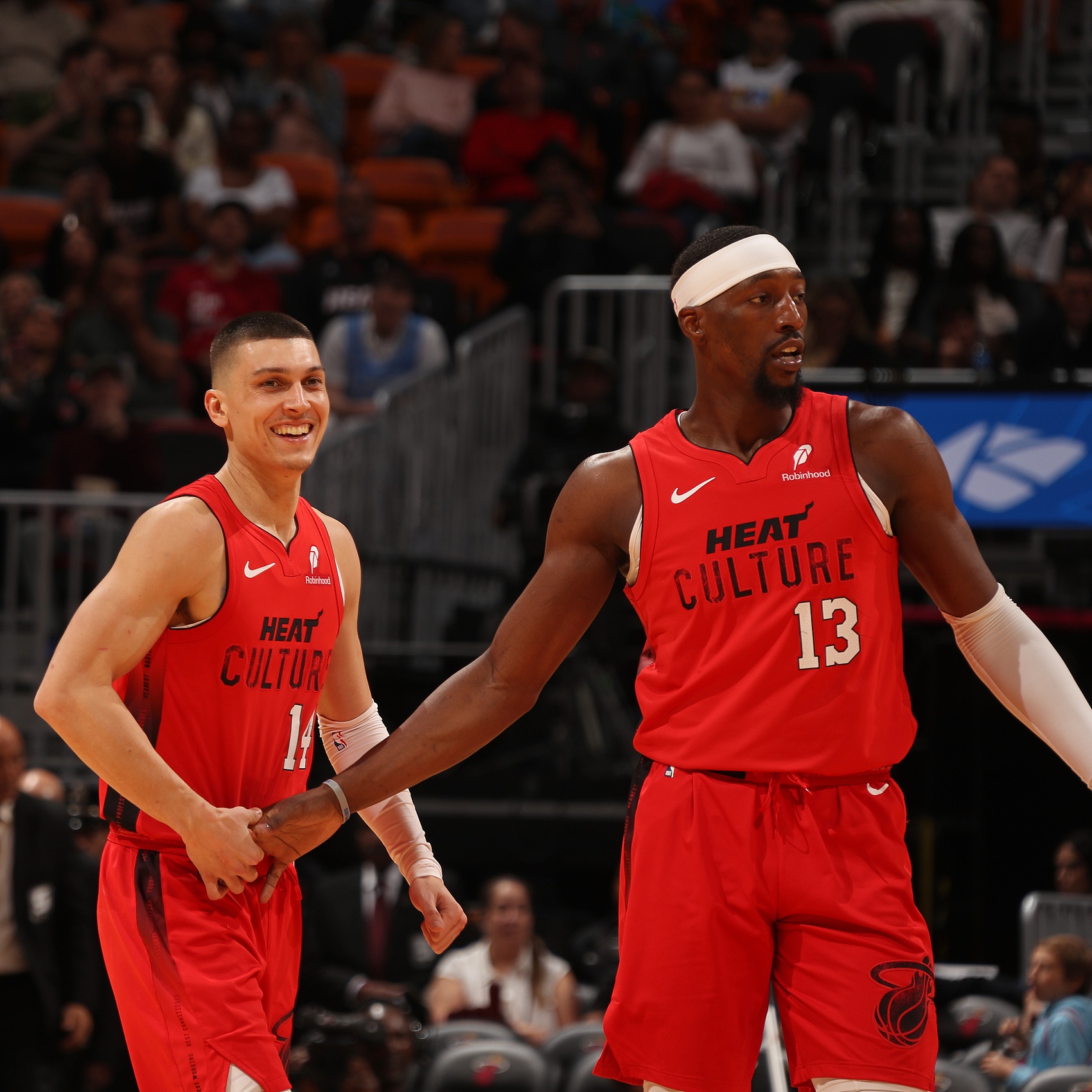 賭城拳影：阿德巴約擊打希羅面部 盤點NBA隊友反目恩怨史