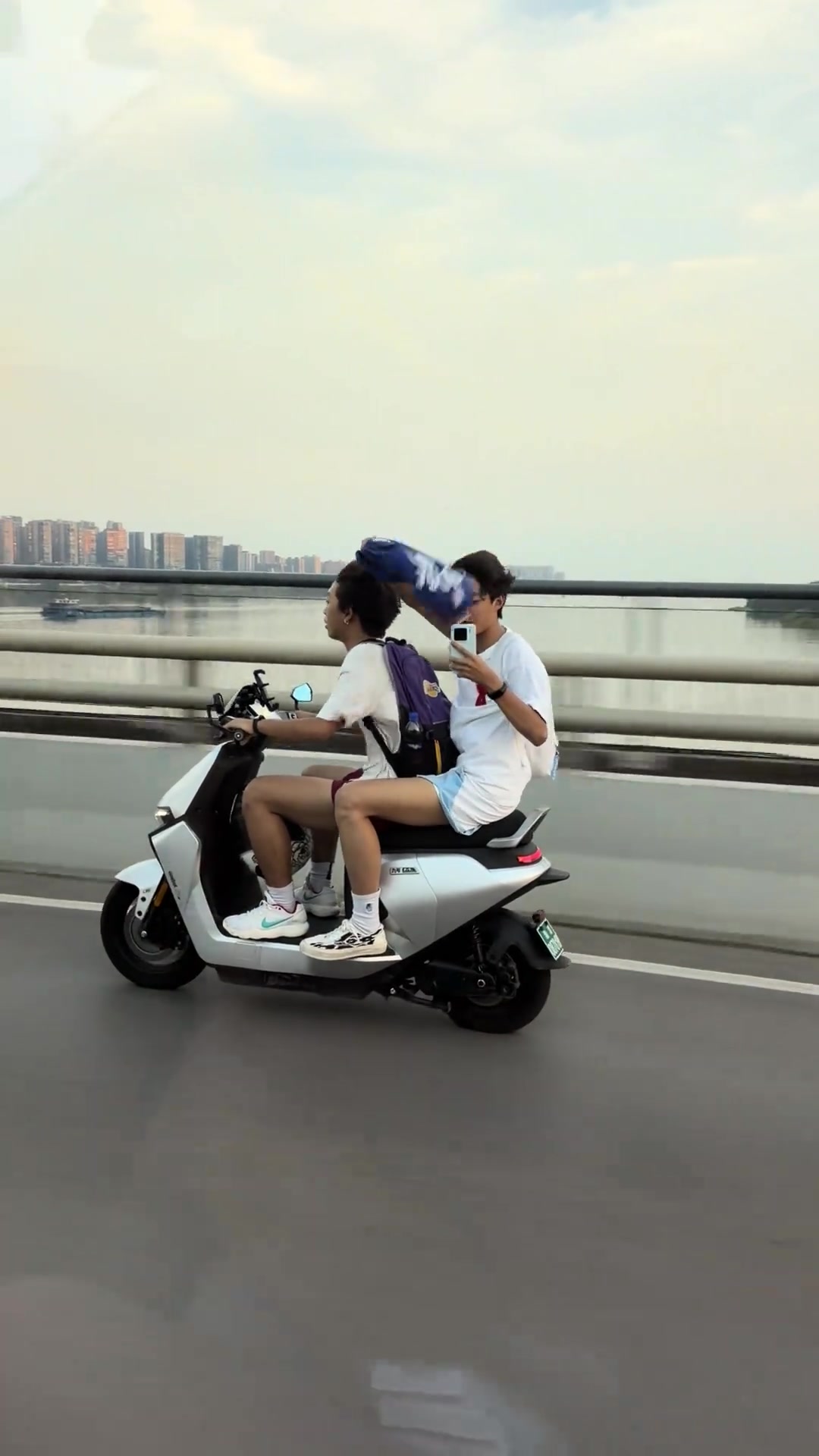 保羅·喬治遭中國球迷電動(dòng)車追車：至少戴個(gè)頭盔