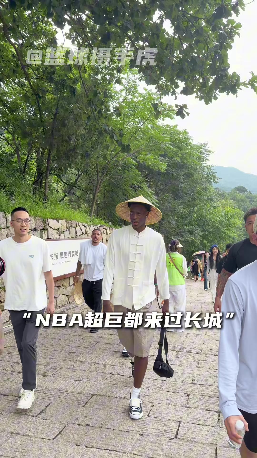 不到長城非狀元！迪班薩穿古裝登城留名
