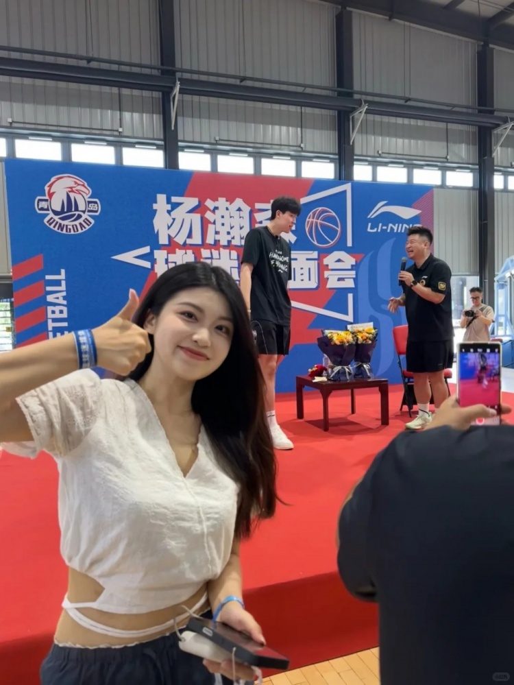 淄博博主曬楊瀚森機(jī)場(chǎng)合影 稱其為人很nice