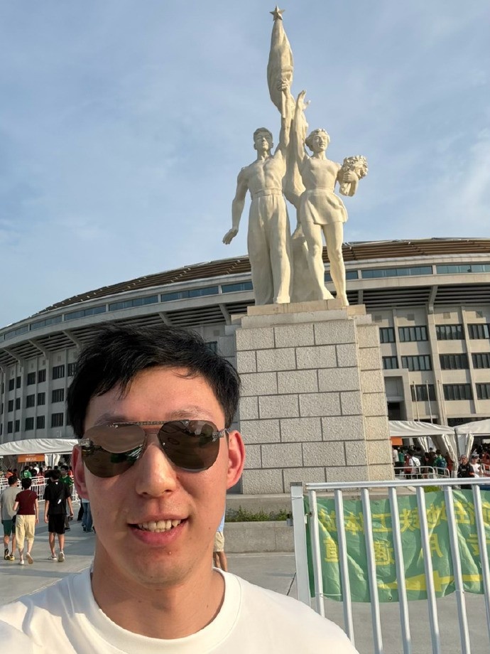 周琦工體觀戰(zhàn)國安 曬照配文三里屯打卡